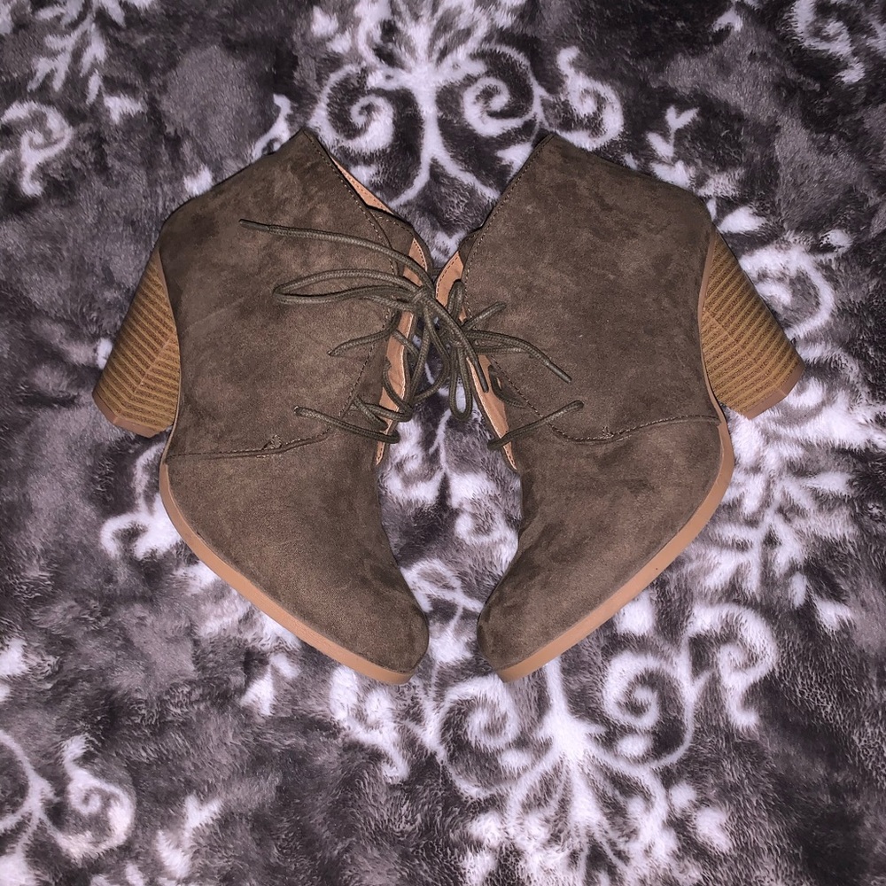 Olive green heeled booties 👢